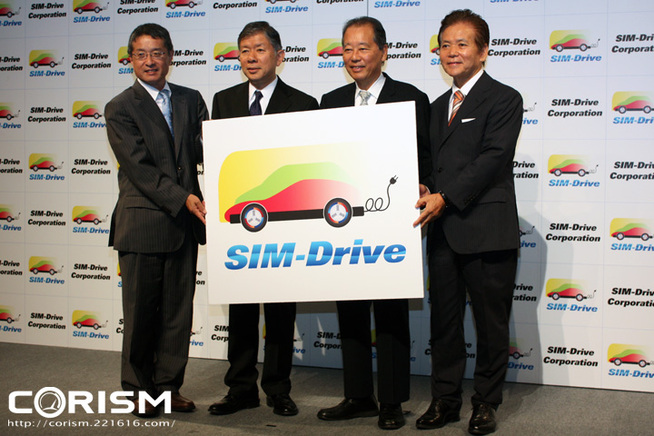株式会社 SIM-Drive(シムドライブ)　創業メンバーが同社のロゴマークを囲む [左から(株)ナ...