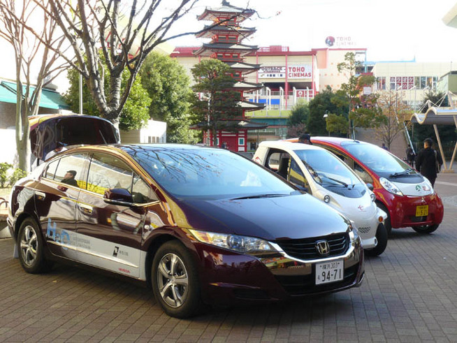勢ぞろいした神奈川県が現在使用しているエコカー。手前の燃料電池車を始め各所でPR活動に走り回っている...