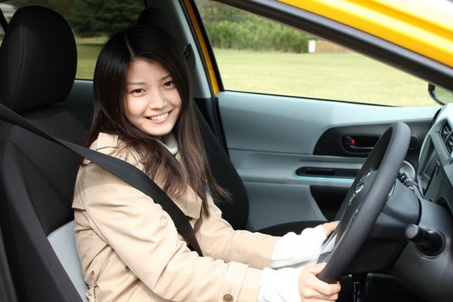 トヨタ アクア試乗評価 女子高生レポーター 世界最高燃費のアクアを助手席で評価する レビュー Corism